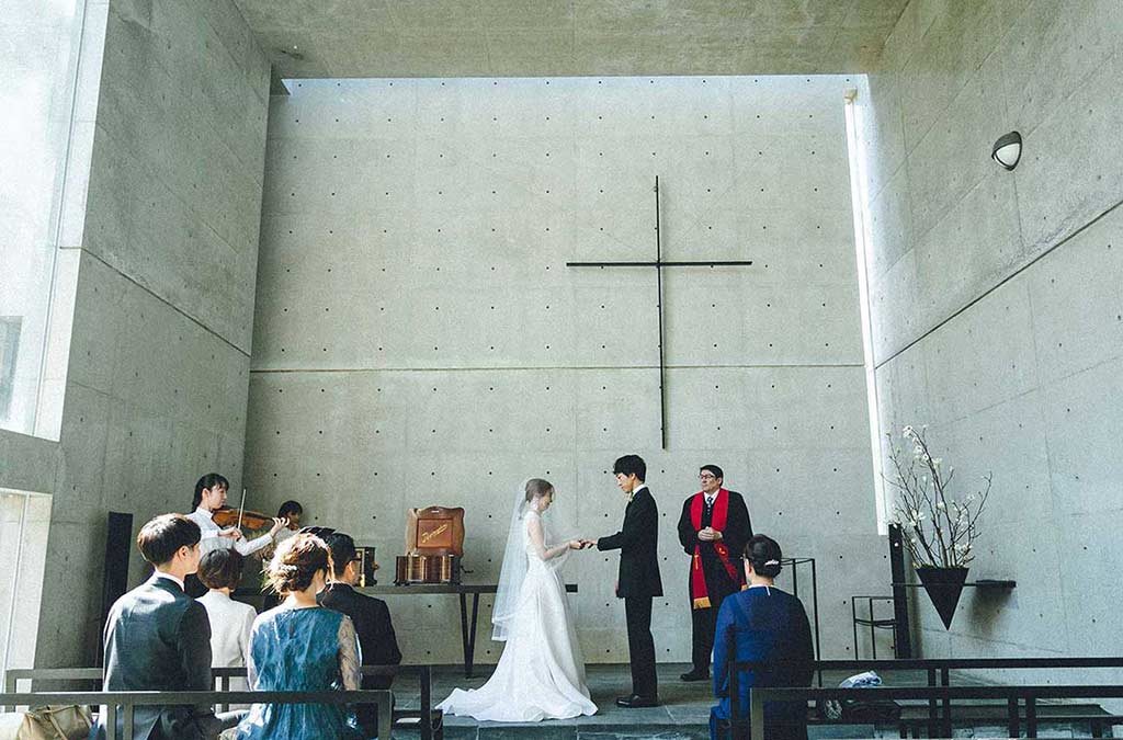 六甲の風と緑の下での特別なウェディング